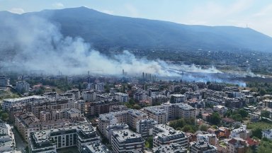 Голям пожар в Илиянци, гори склад за фолио (снимки)