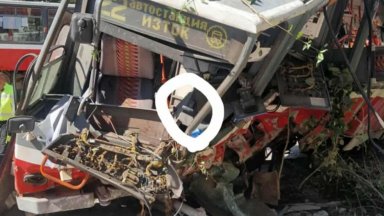 Снимка в преден план на катастрофиралия вчера на Румънското посолство