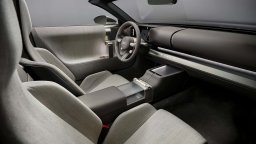 Audi връща физическите бутони и намалява екраните в интериора