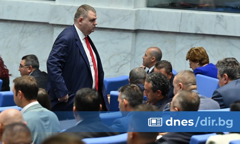 Ден преди обсъждането на петия вот на недоверие на кабинета