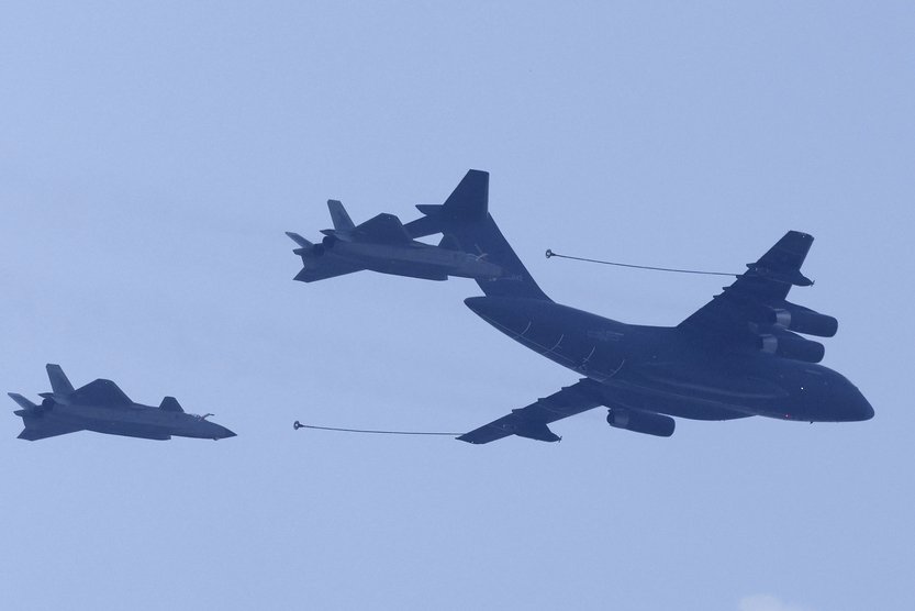 J-20 и самолет-цистерна