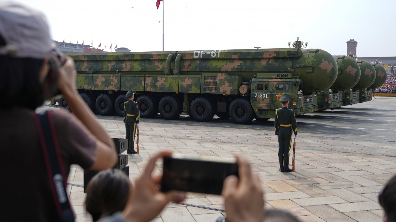 Китай се готви за война: Мощните оръжия, които видяхме днес