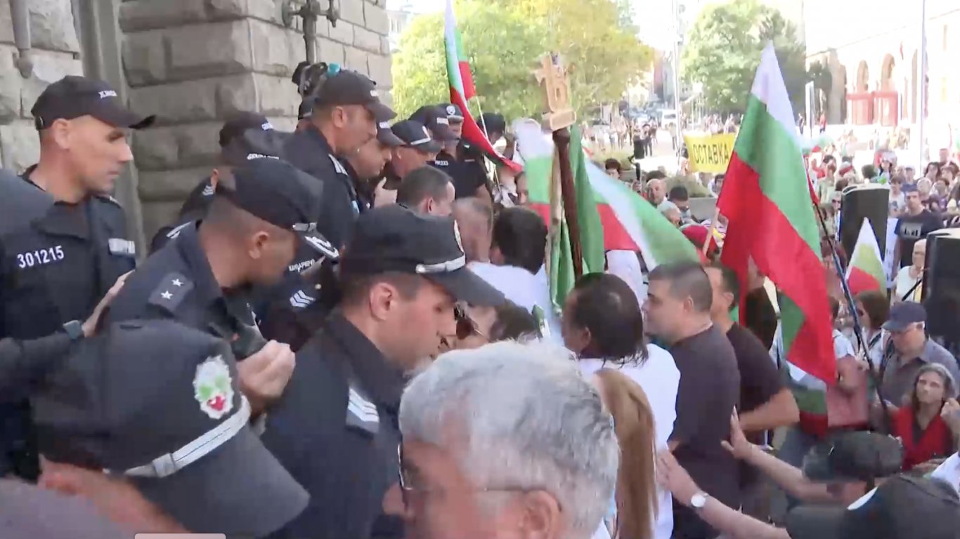 Протестиращи опитаха да нахлуят в НС