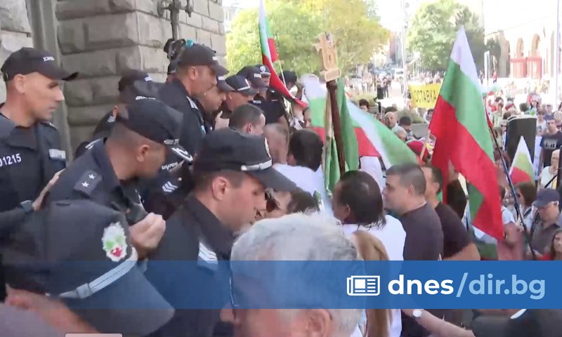 Протестиращи от Величие и Възраждане направиха неуспешен опит да нахлуят