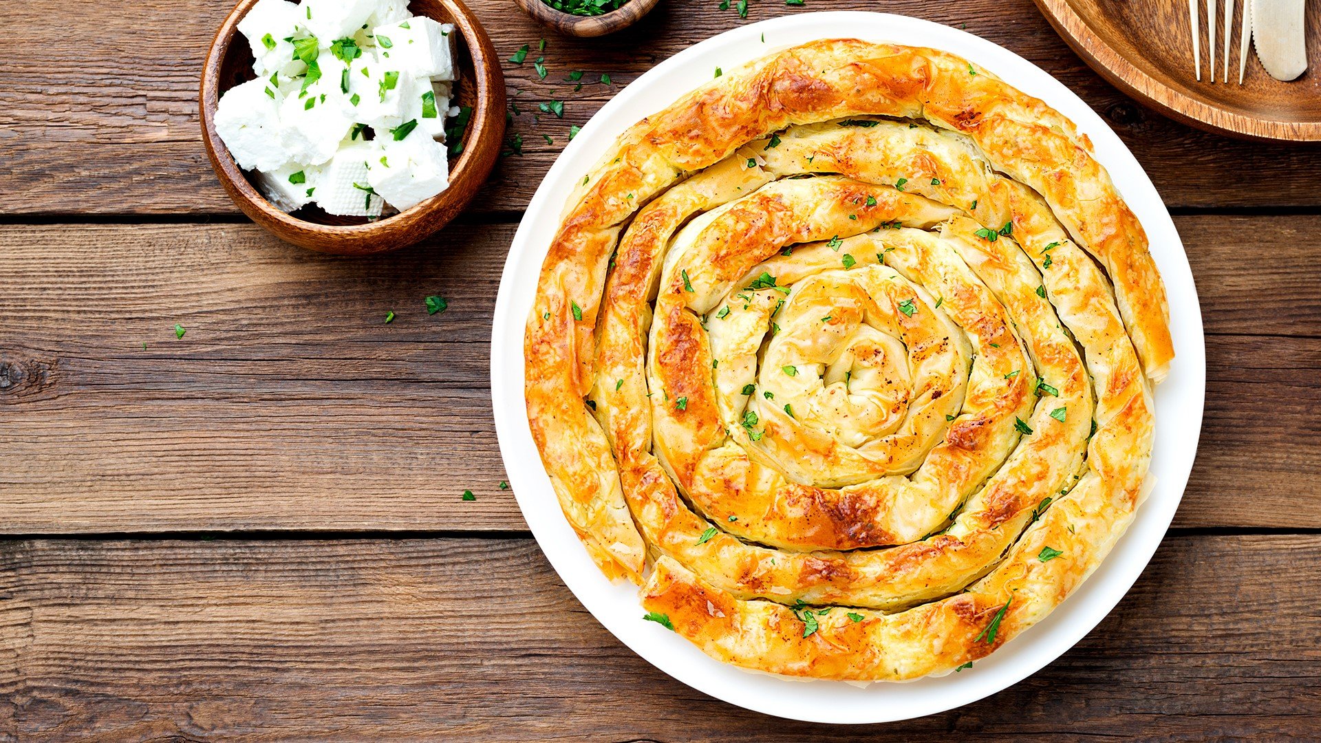 Спанакопита: Гръцките банички със спанак и сирене