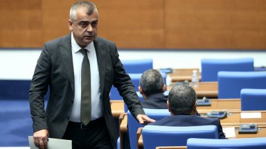 Парламентът Възраждане напускат пленарната зала за месец ще влизат за вотове