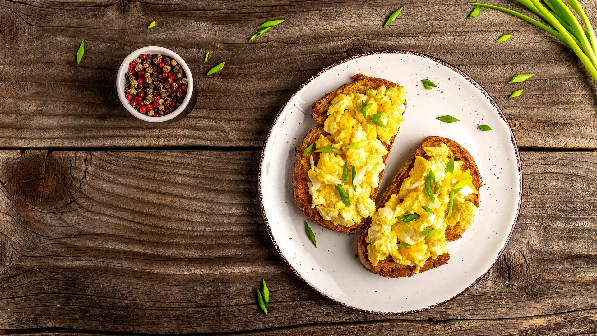 За обяд: Сандвичи с пастет, майонеза и бъркани яйца