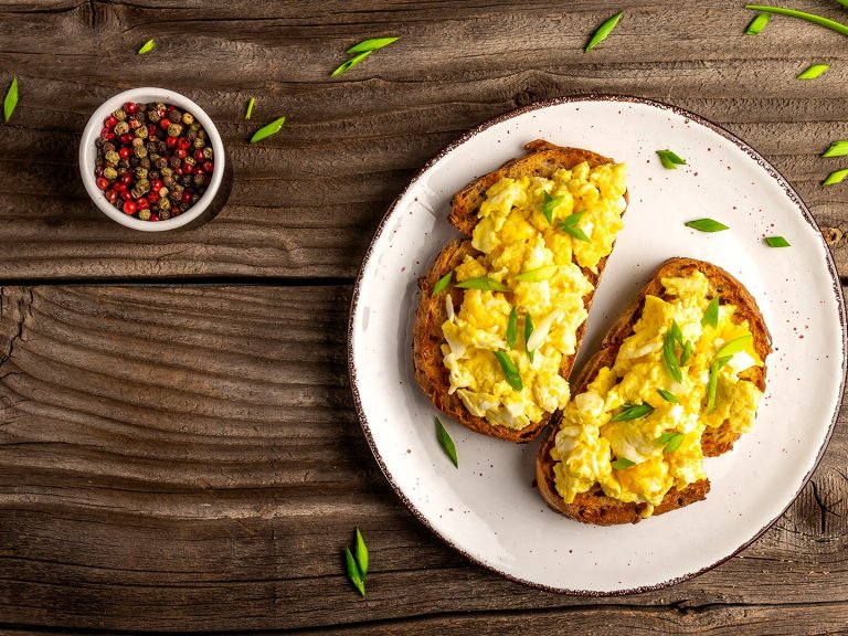 За обяд: Сандвичи с пастет, майонеза и бъркани яйца