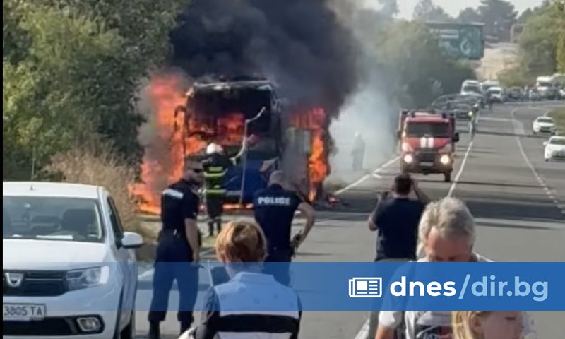 Автобус с румънски туристи пламна на пътя между Варна и