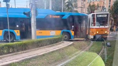 Трамвай на столичен градски транспорт движещ се по линия 15