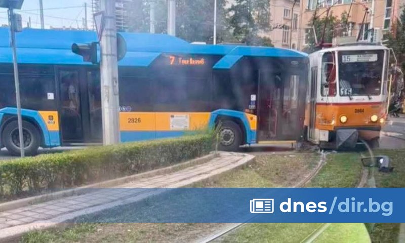 Трамвай на столичен градски транспорт, движещ се по линия 15,