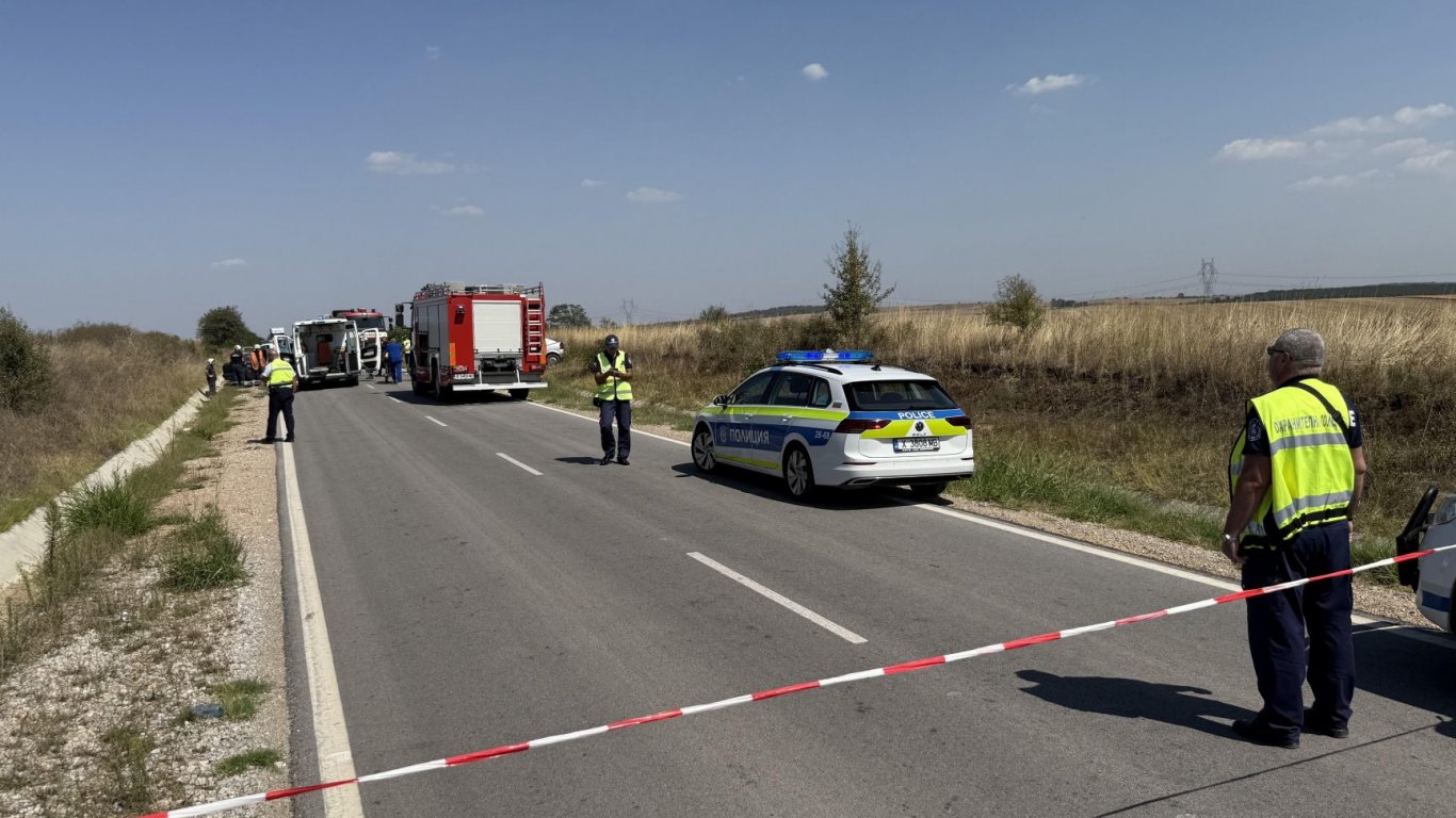 39-годишен загина, а други двама са ранени при катастрофа край Стрелча