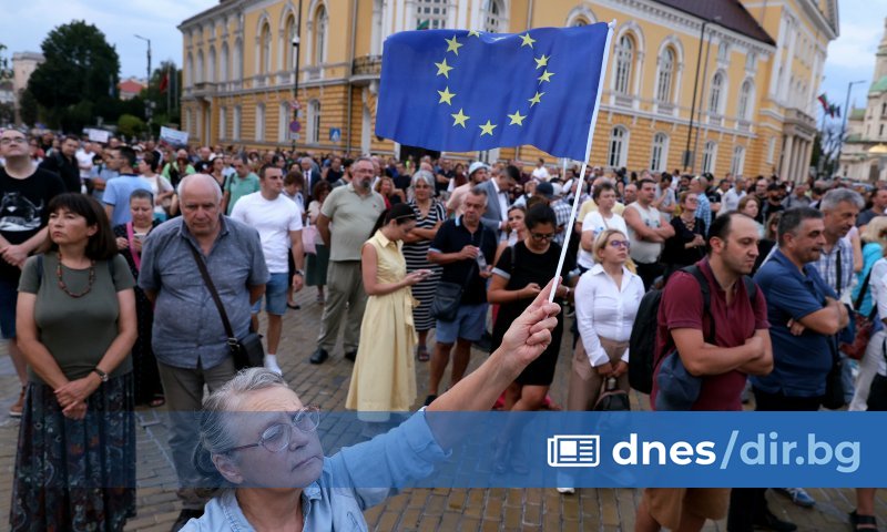 Шествието тръгна от Съдебната палата и спря пред Народното събрание,