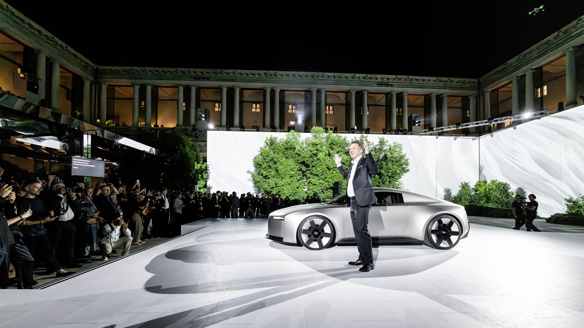 Главният изпълнителен директор на Audi - Гернот Дьолнер с Audi Concept C на представянето в Милано