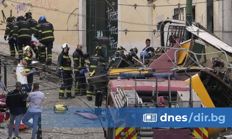 Най-малко 15 души загинаха и 18 бяха ранени при дерайлиране