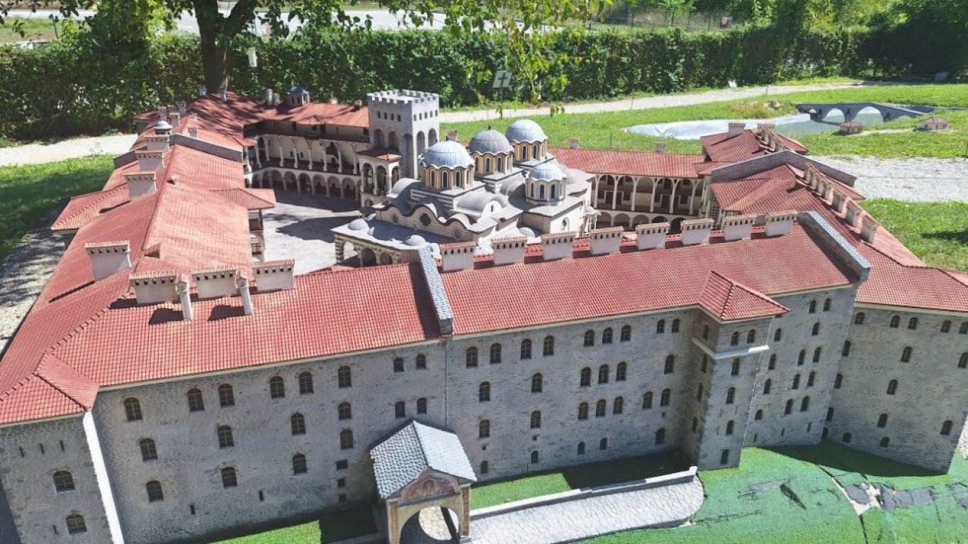 Сред българските архитектурни шедьоври в парк "Мини България" във Велико Търново (снимки)