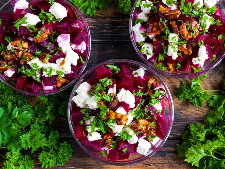 Салата с печено цвекло и сирене