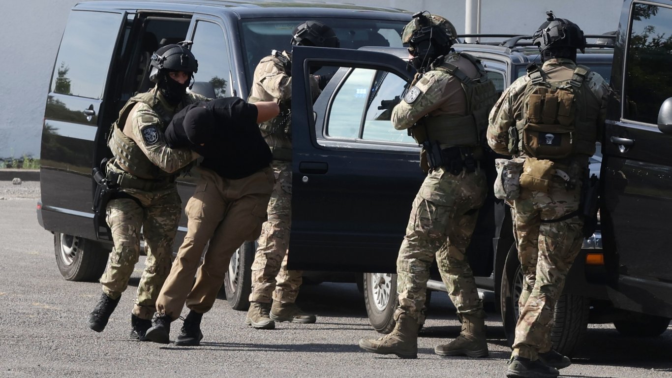 Антимафиоти, барети и гардове от НСО показаха как реагират на атака с дрон (снимки)