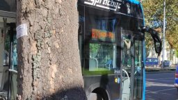 Пътник потроши врата на градски автобус в Бургас, за да слезе 