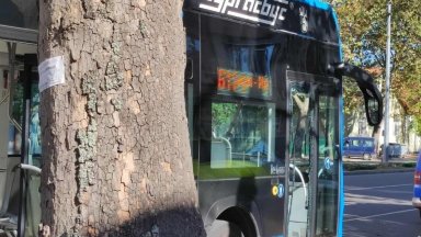 Пътник в автобус на градския транспорт в Бургас по линията