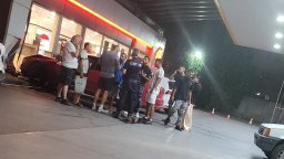 Лека кола се заби в бензиностанция на "Ломско шосе" в София, потроши витрината (снимки/видео)