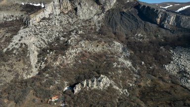 В района на Габрово парапланерист е паднал вчера върху скали