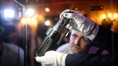 Тъмната страна струва скъпо: Продадоха светлинния меч на Дарт Вейдър за астрономическа сума