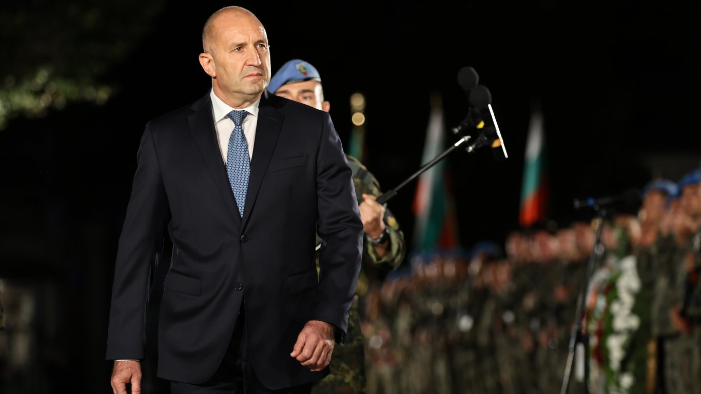 Пред Паметника на Съединението Радев попита: Ще оставим ли България на деребеите?