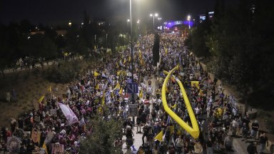 Десетки хиляди демонстранти се събраха снощи пред резиденцията на премиера