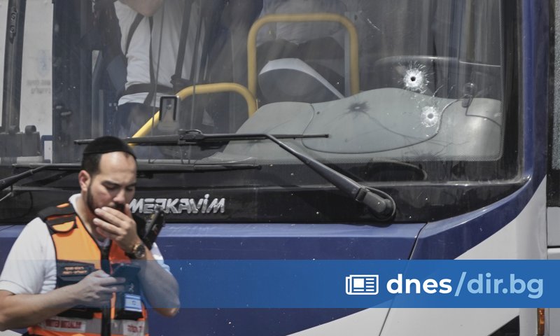 Най-малко шестима души бяха застреляни, мнозина са ранени при нападение