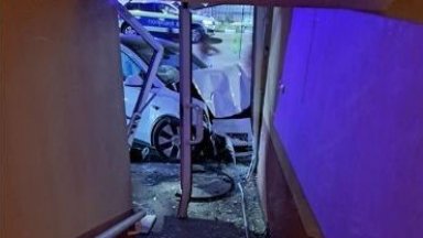 Кола се вряза в жилищен вход в малко пред