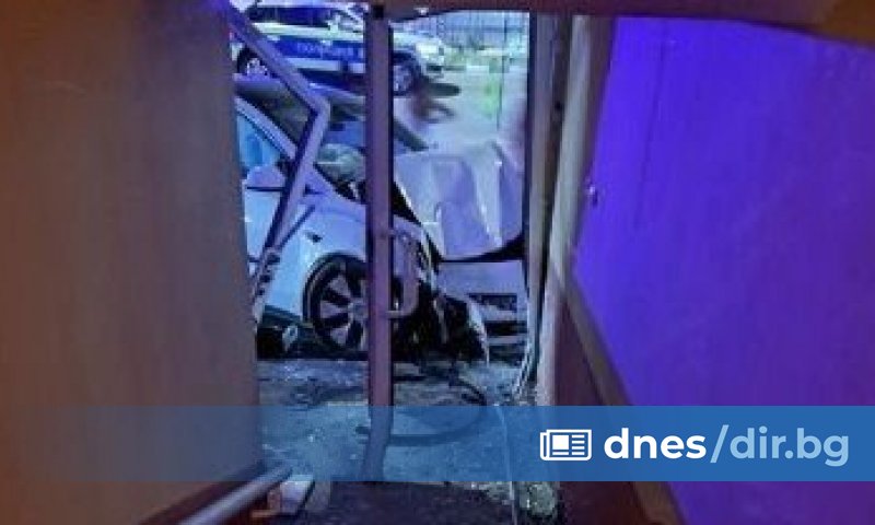 Кола се вряза в жилищен вход в , малко пред