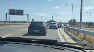 Голямото завръщане след три празнични дни обичайно започна с тапи