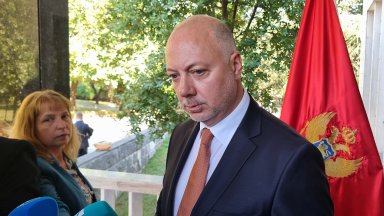 Президентът РадевПред Паметника на Съединението Радев попита Ще оставим ли