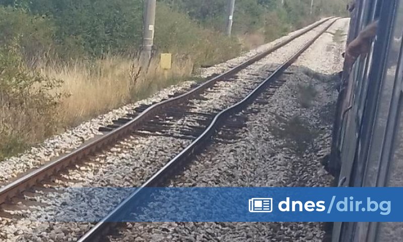 Технически проблем по трасето осуети движението на бързия влак от