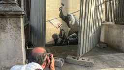 Премахват провокативен графит на Банкси срещу арестите в Лондон 