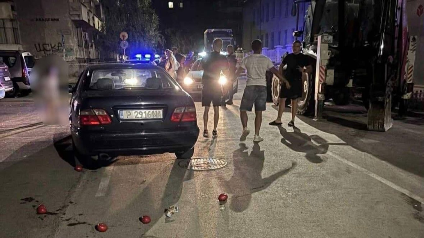 Видео от Русе: Кола минава покрай семейството на полицейския шеф и той я спира, следват удари