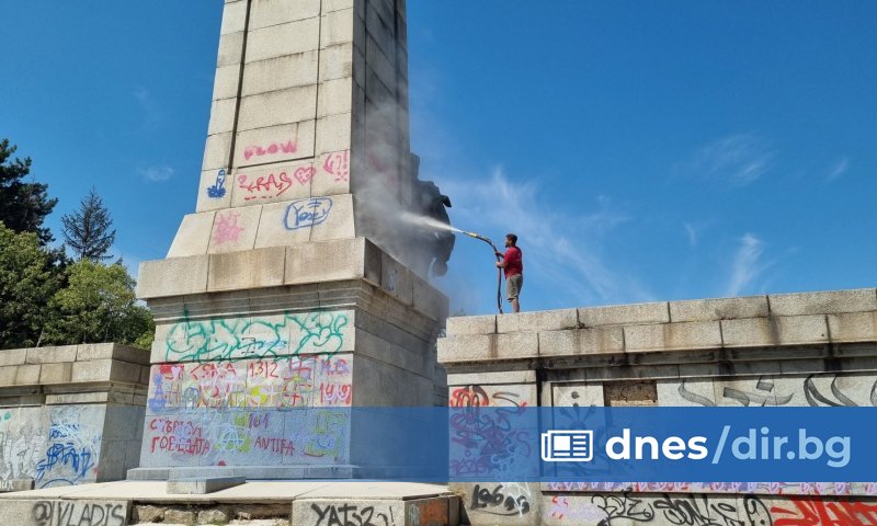 ПарламентътДора Янкова: Зафиров стоя на масата с Путин, Лукашенко, Ким