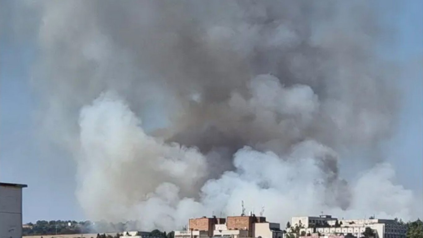 Голям пожар избухна в района на Националния военен университет във Велико Търново