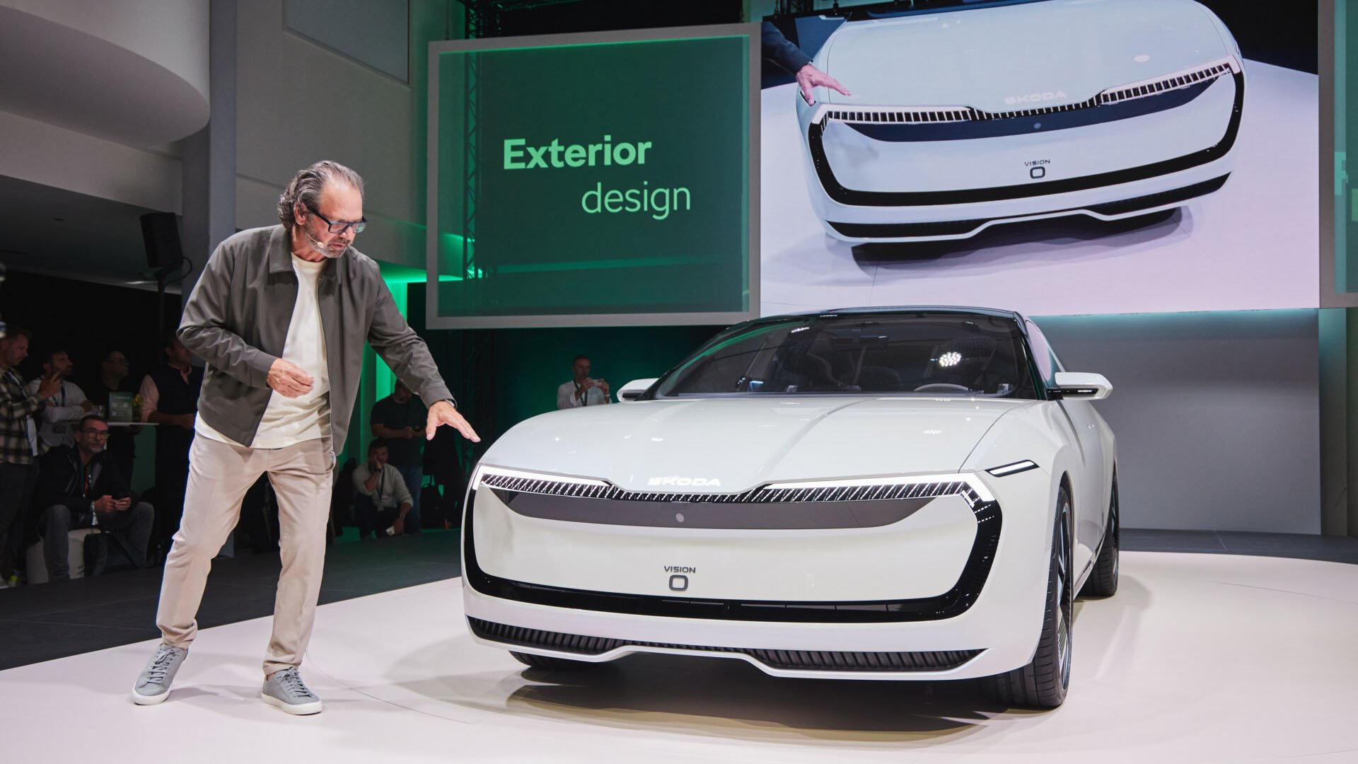 Концепцията Skoda Vision O беше представена от главния дизайнер на компанията Оливър Щефани