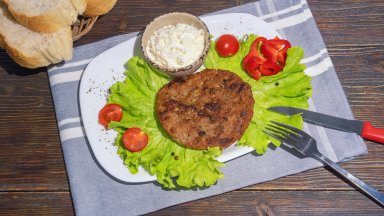 Плескавица в сос от печени чушки и сирене