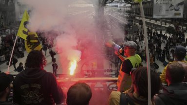 Протестиращи блокираха пътища запалиха огньове и бяха посрещнати със сълзотворен газ