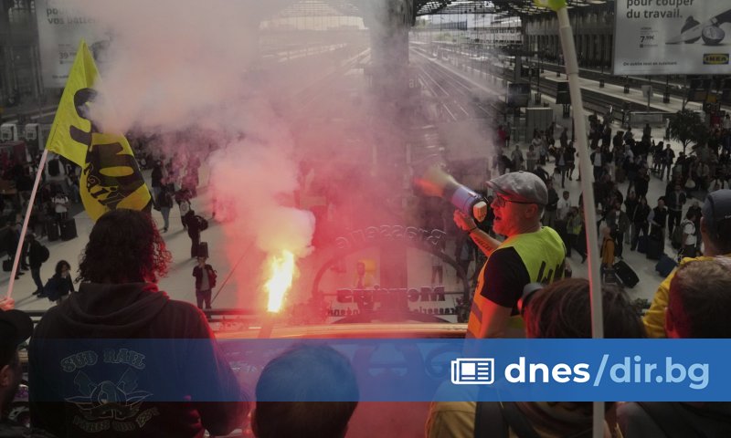 Протестиращи блокираха пътища, запалиха огньове и бяха посрещнати със сълзотворен газ