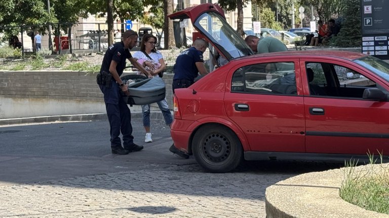 Мъж нападна майка с бебе в центъра на София (снимки)