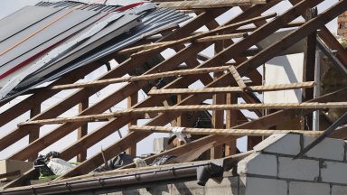 Изтичах в двора и видях целия покрив на парчета всичко