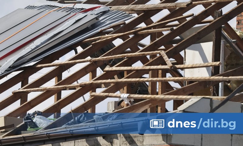 Изтичах в двора и видях целия покрив на парчета, всичко