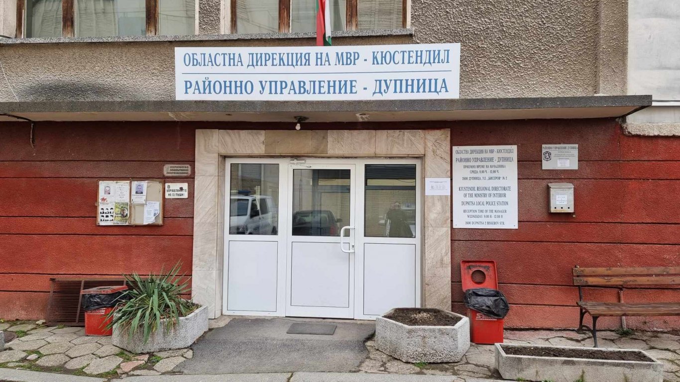 Задържаха 63-годишен за хвърляне на самоделна бомба в двора на полицията в Дупница