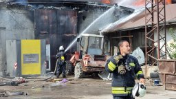 Пожар в сервиз под Аспаруховия мост във Варна (снимки)