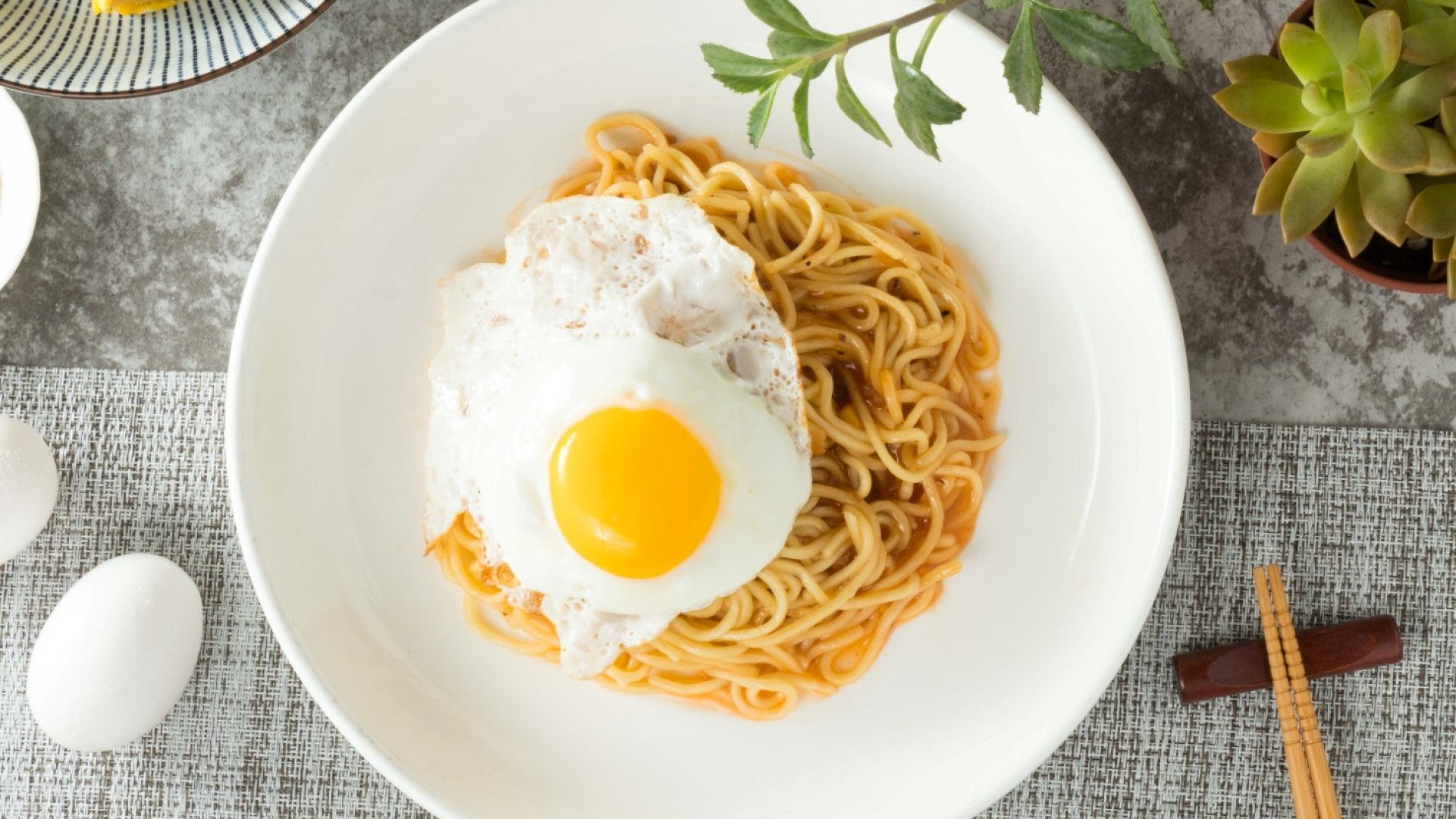 Набързо: Спагети с чесън, яйца и пармезан