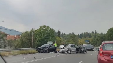Трима души са пострадали леко в катастрофа между два леки
